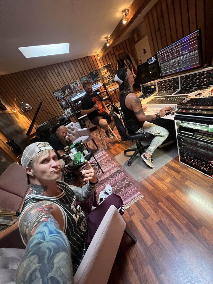 Nicki Jack i kontrolrummet i Medley Studios