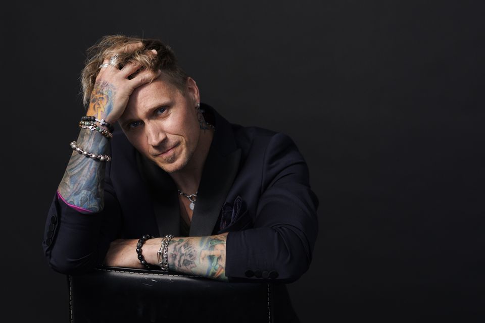 Nicki Jack med hånden i håret